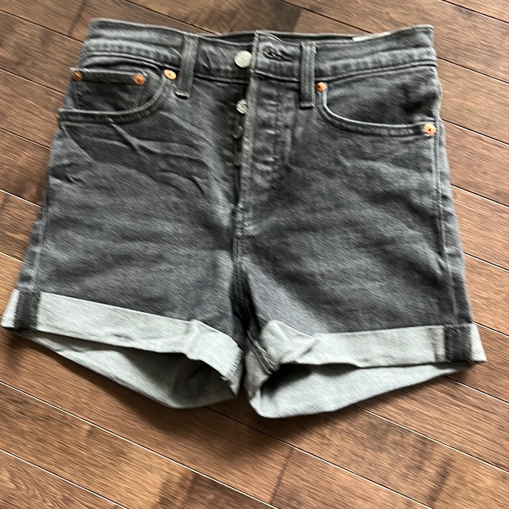 Levi’s high waist 501 Jean shorts in like new condition. Ford more like a 25-26
